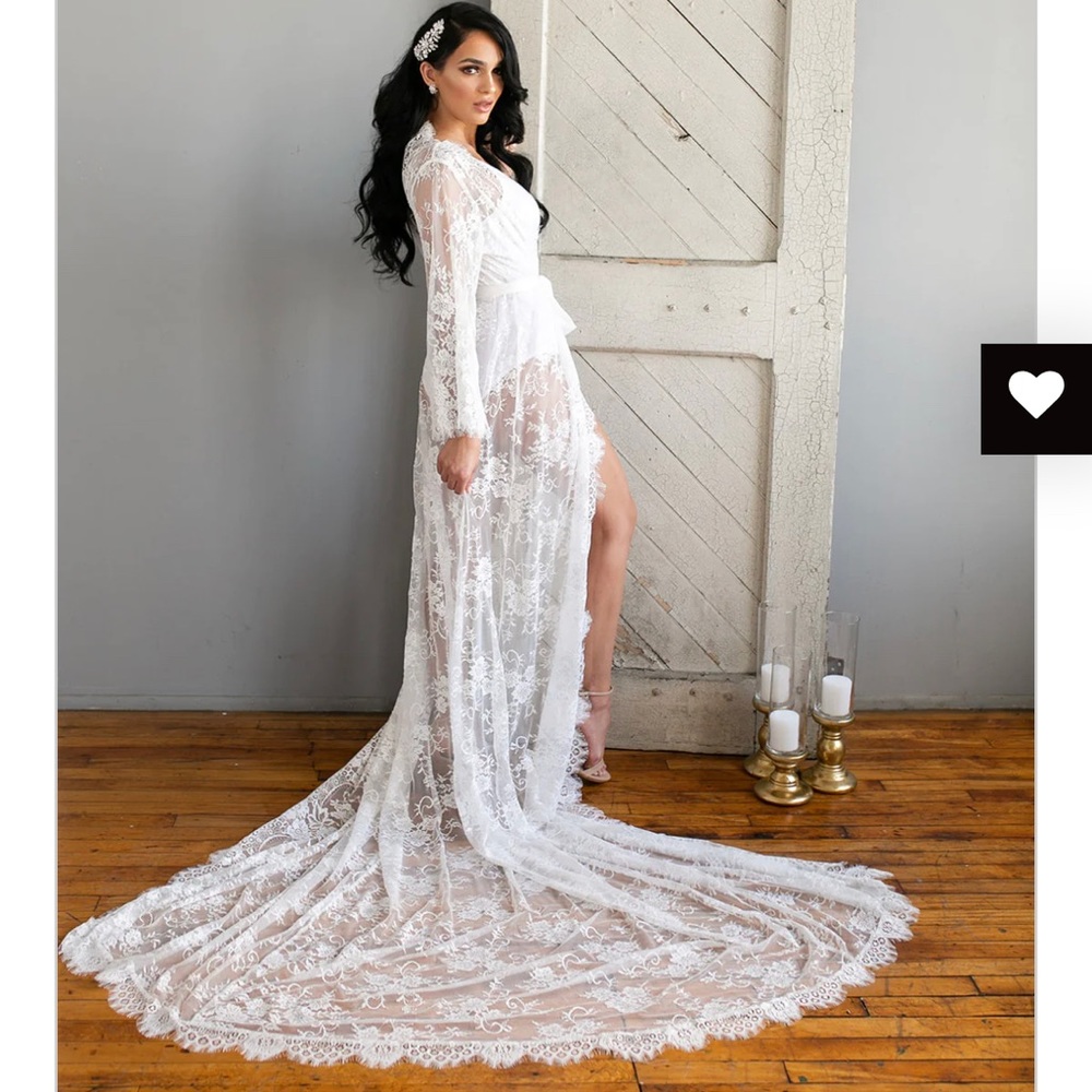 Le El New York lace robe